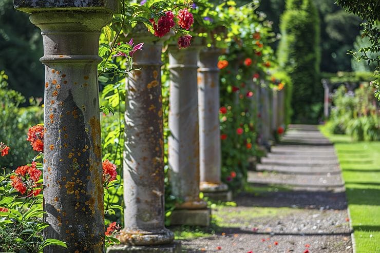 Mehrere Betonsäulen als Gartendekoration