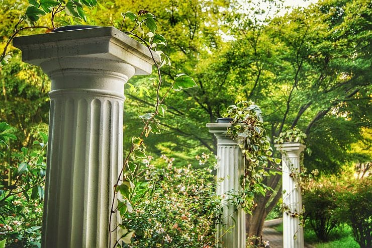 Betonsäulen als Stütze für Kletterpflanzen im Garten