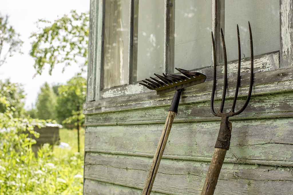 Gabeln für das Lockern und Bearbeiten des Gartenbodens