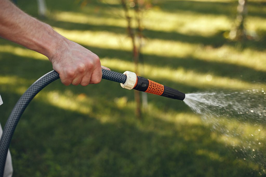 Gartenschlauch zur Bewässerung von Pflanzen und Beeten