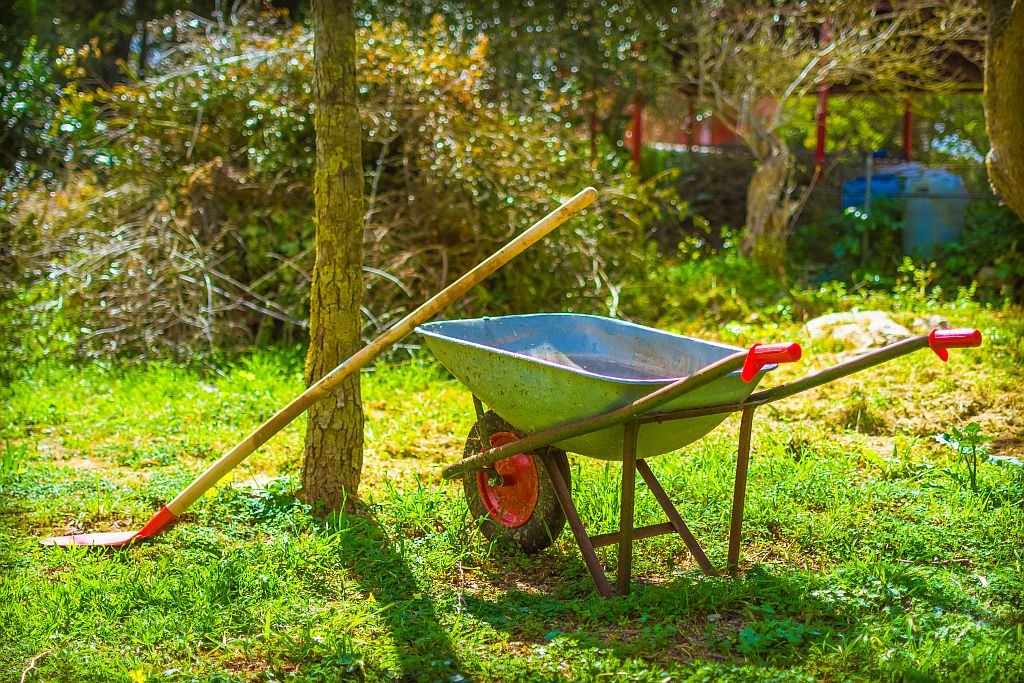 Gartenschubkarre zum Transport von Erde, Pflanzen und Gartenabfällen