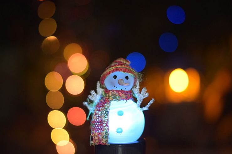 Beleuchtete Weihnachtsfiguren draußen im Garten – Weihnachtsmann