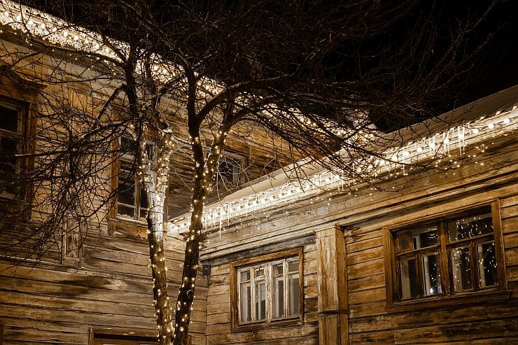 Lichterketten und Weihnachtsbeleuchtung draußen im Garten für festliche Stimmung
