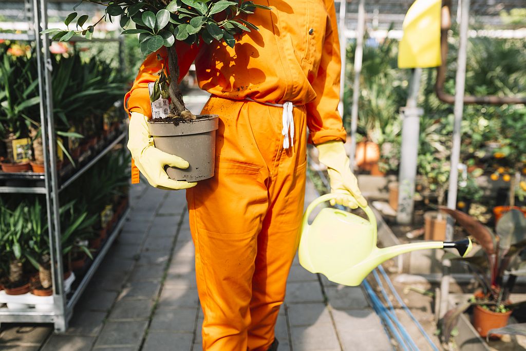 Schutzkleidung für sichere Gartenarbeit und den Umgang mit Gartengeräten