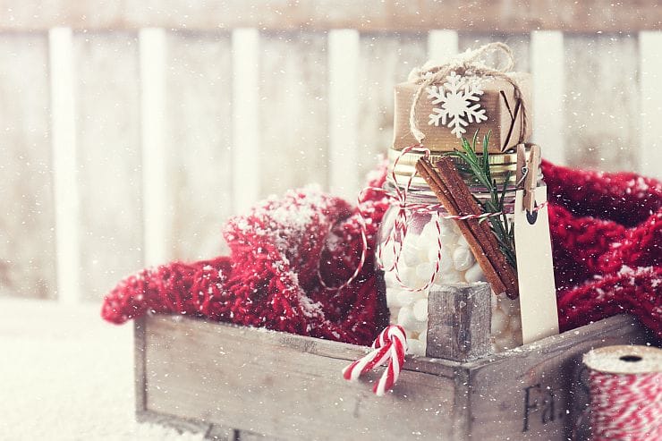 Selbstgemachte Weihnachtsdeko draußen im Garten
