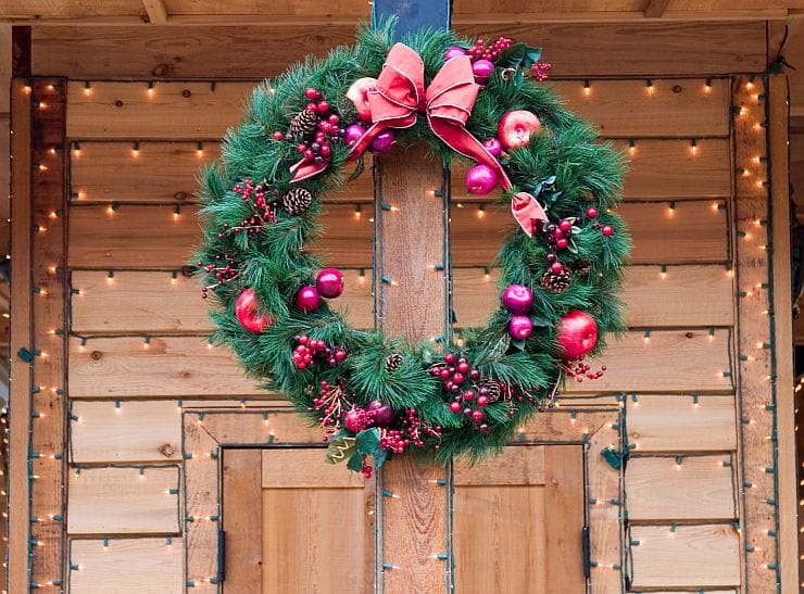 eihnachtskranz an der Haustür im Außenbereich – festliche Gartendeko zu Weihnachten