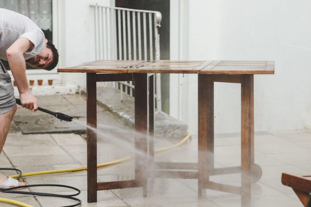 Reinigung von Gartenmöbeln