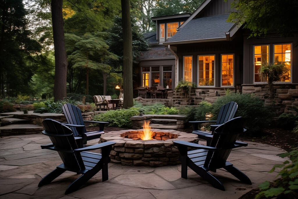 Runde Feuerstelle im Garten aus Naturstein mit Sitzgelegenheiten, ideal für gemütliche Abende im Außenbereich